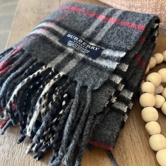 🌟SALE🌟 BURBERRY Dark Gray Cashmere Novacheck Scarf. Excellent condition. - Picture 8 of 8